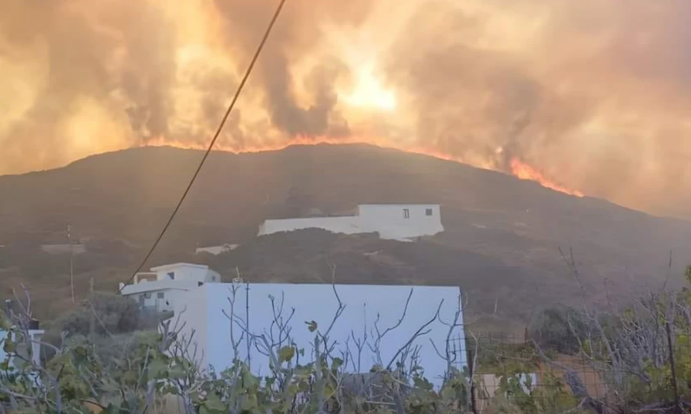 Μαίνεται η πυρκαγιά στους Φούρνους Ικαρίας - Ισχυροί άνεμοι δυσχεραίνουν το έργο της πυροσβεστικής